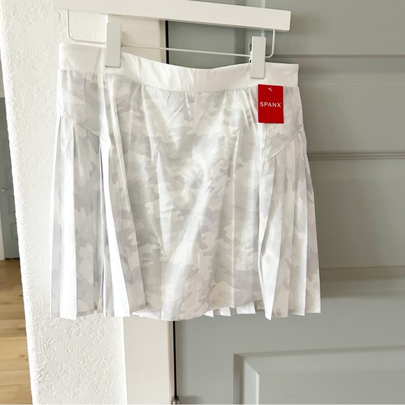 NWT Spanx Get Moving Pleated Tennis Skort Camo - Picture 2 of 4